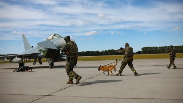 ইউক্রেনে রাশিয়ার ভয়াবহ হামলার পর পাল্টা প্রস্তুতিতে পোল্যান্ডের যুদ্ধবিমান মোতায়েন